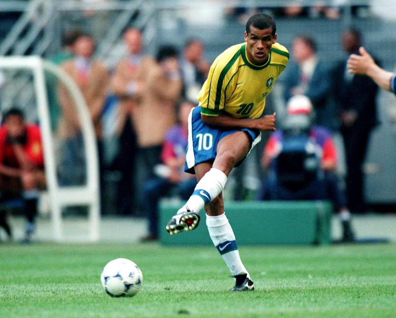 众轰动不已 众轰动不已